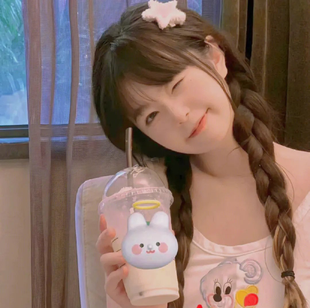 保姆让她的儿子钻进我卧室